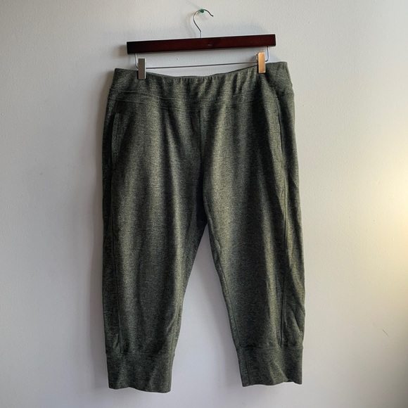 XXL HEATHERED GREEN CAPRI PANTS W/ POCKETS - Picture 2 of 6